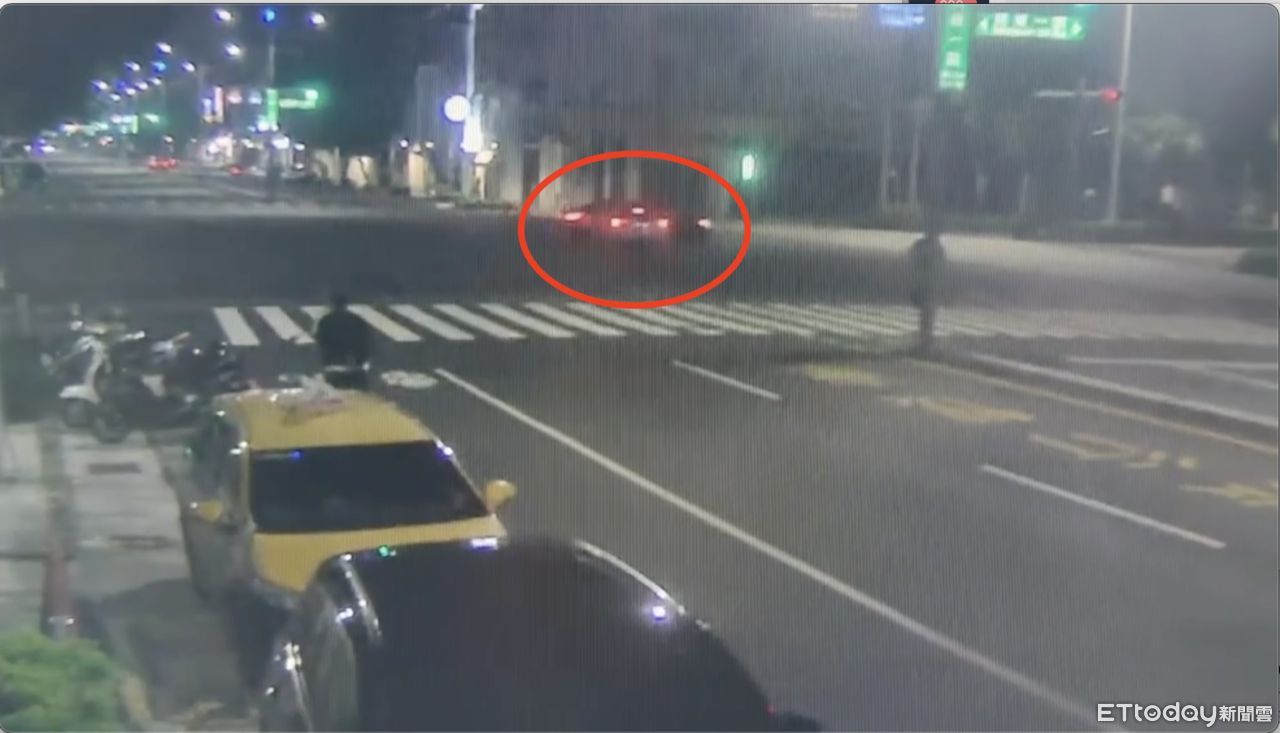 深夜驚悚車禍！闖紅燈猛撞2車狂打轉　「車體血滴子」畫面曝