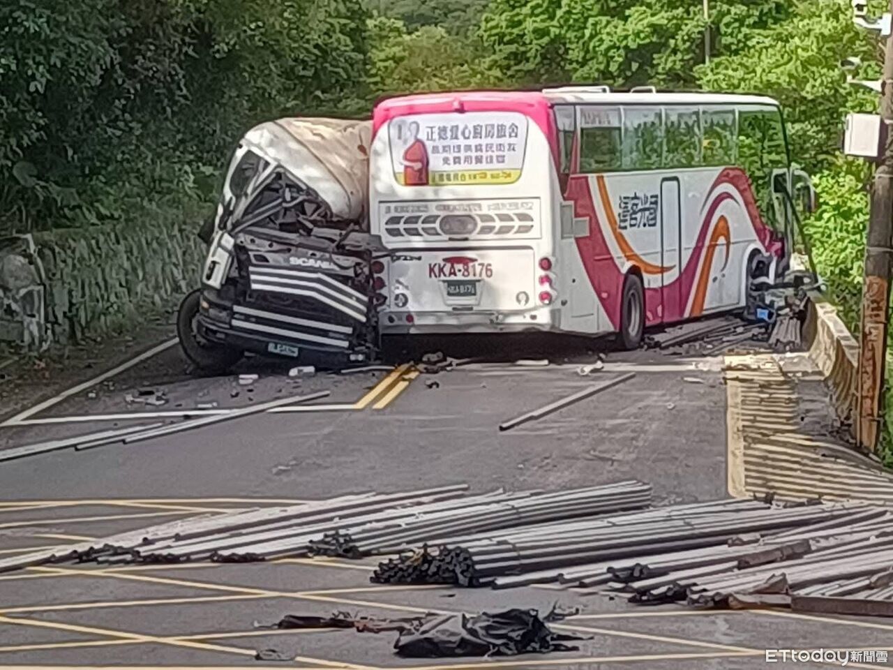 快訊／新北重大車禍！客運與砂石車對撞「車頭全毀」　傷亡不明