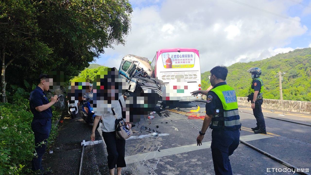 砂石車打滑撞對向客運！萬里車禍釀1命危14傷　駕駛受困搶救中