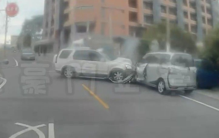 他精神不濟衝對向！媽載9歲童上學遭猛擊　車頭變形畫面曝光