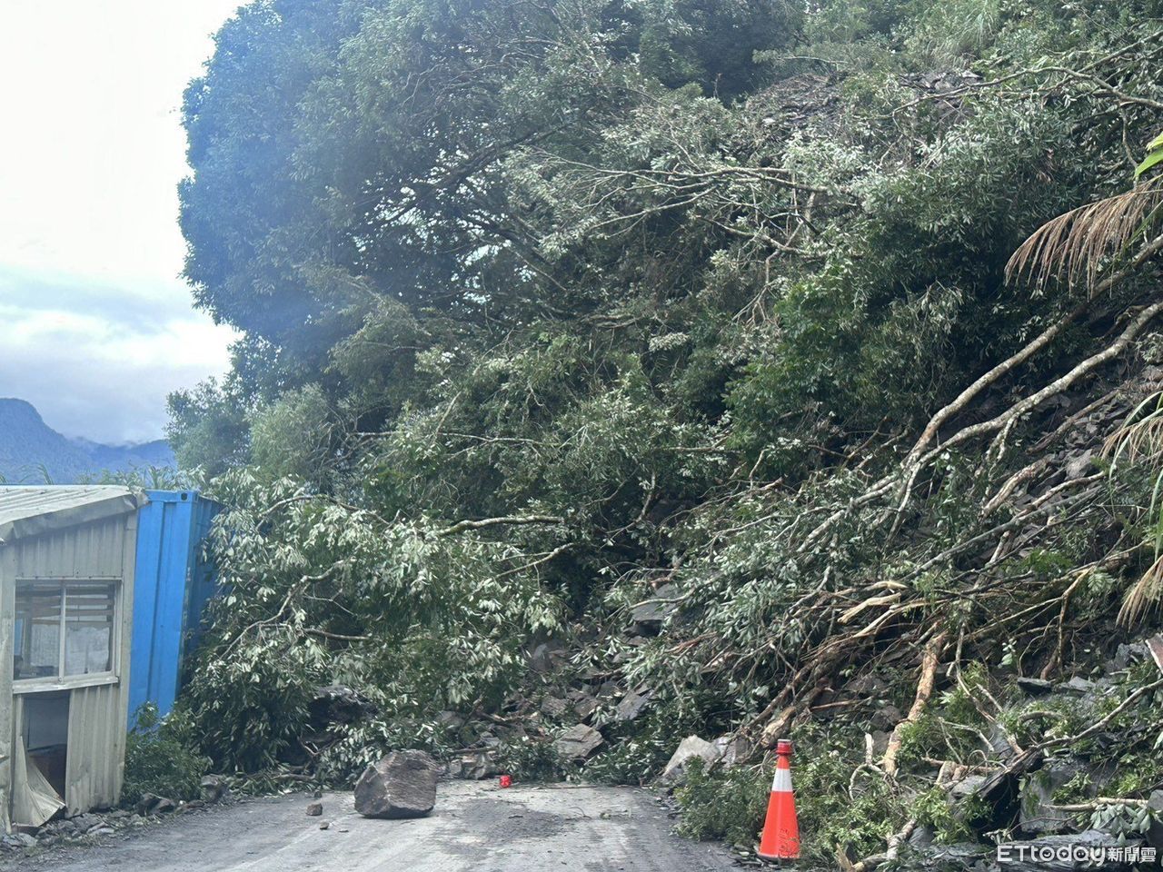 南橫利稻路段邊坡落石！雙向遭掩埋搶修中　預計下午2時搶通