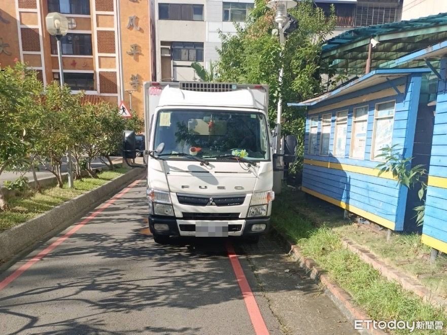 快訊／去台中知名燒肉店送貨…貨車巷內倒車撞輾！行人血流一地亡