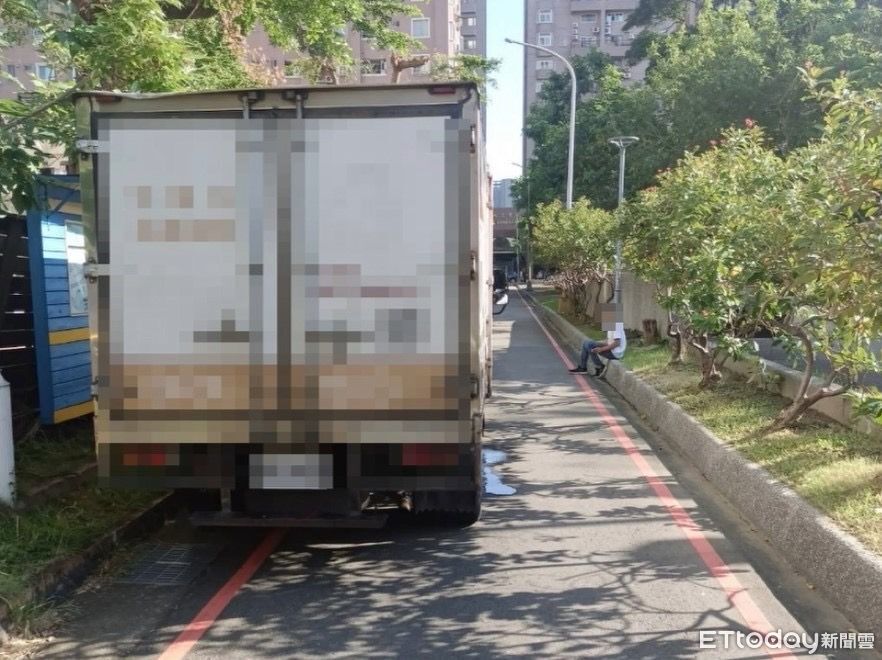 快訊／台中小貨車清晨卸貨「倒車輾過行人」！　1命危送醫搶救中