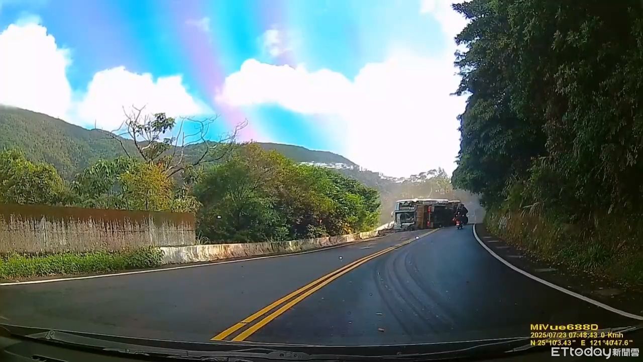 萬里車禍瞬間曝！砂石車翻覆撞客運釀1死　警上班途中目擊急救人