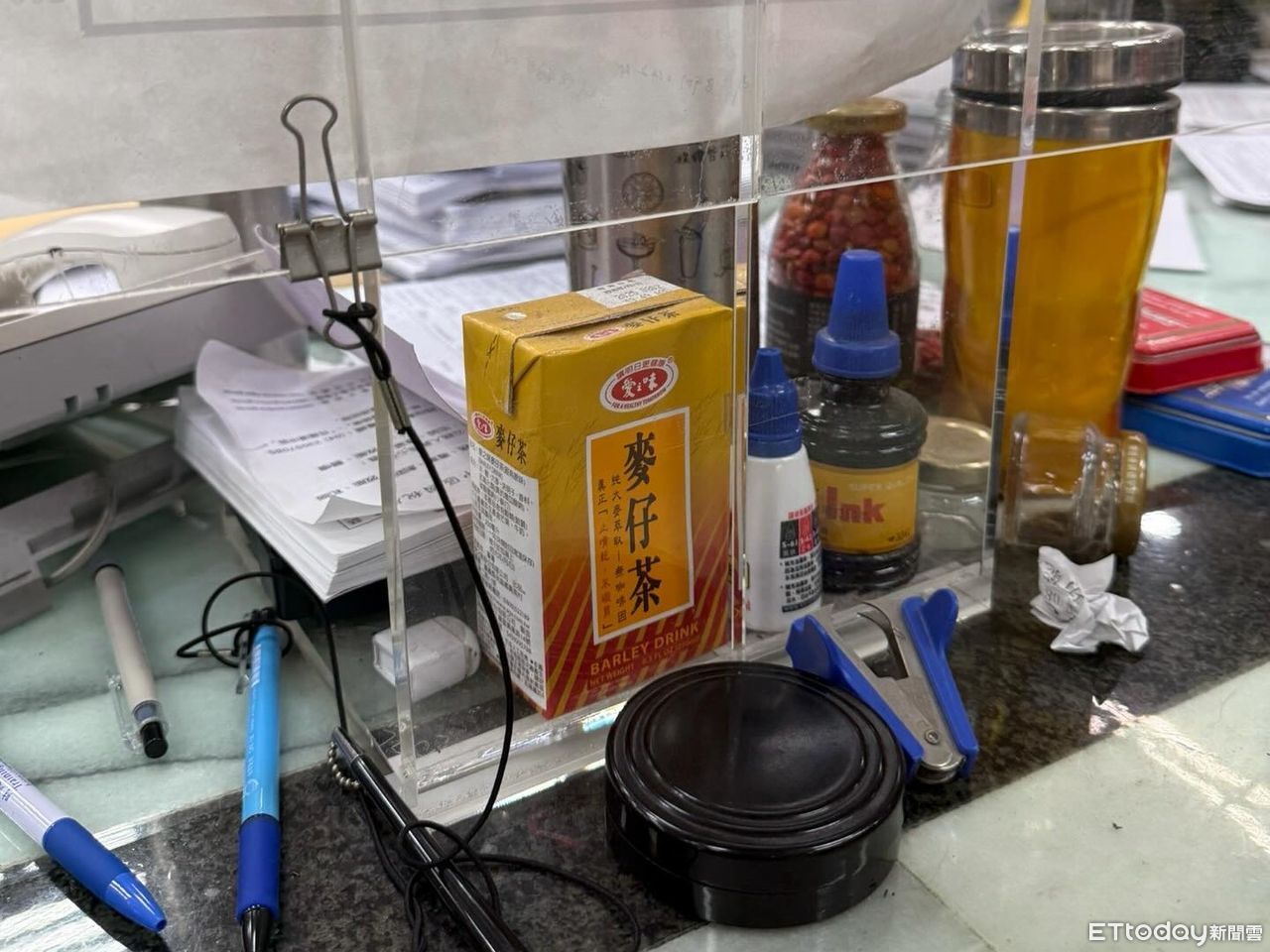 國稅局窗口「為何要放麥茶？」　答案揭曉！網學到了：我也要買