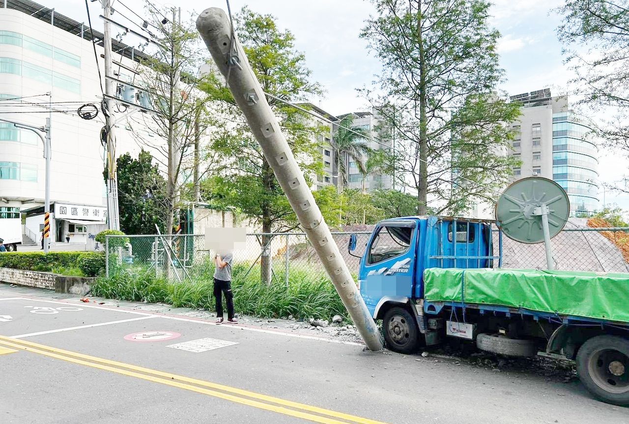 桃園小貨車失控撞斷路旁電桿！車頭凹陷全毀畫面曝　恐賠上萬元