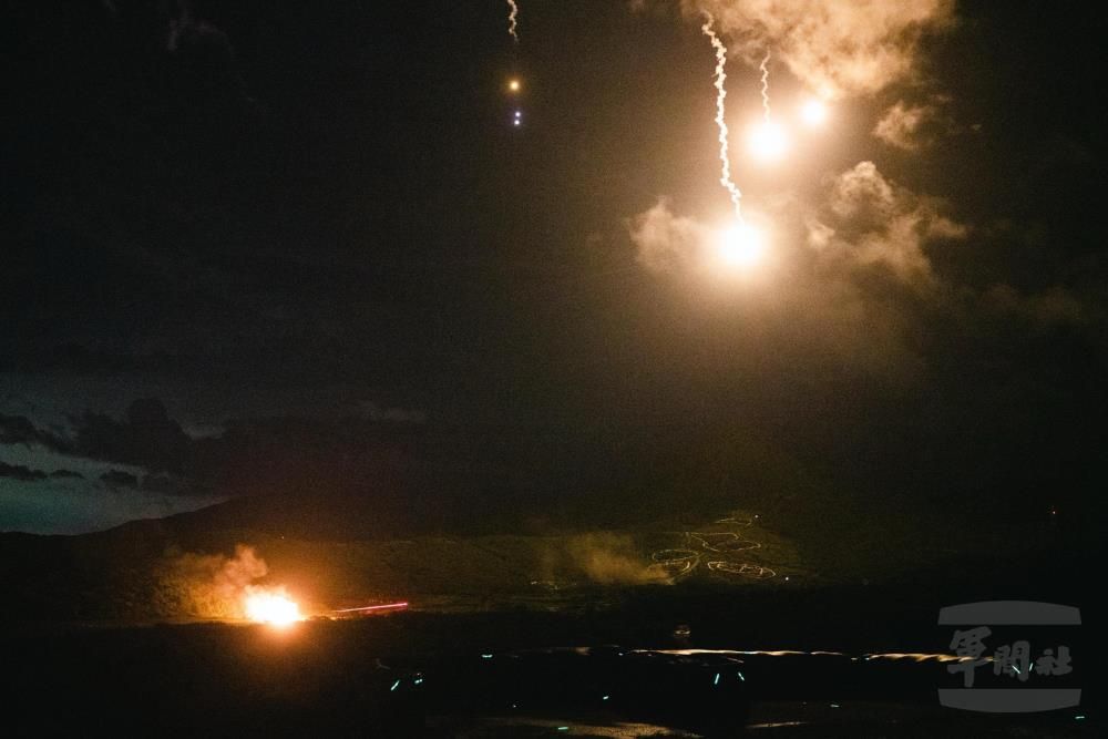 AH-1W攻擊直升機打頭陣　三軍聯合火力夜間攻擊實彈演練