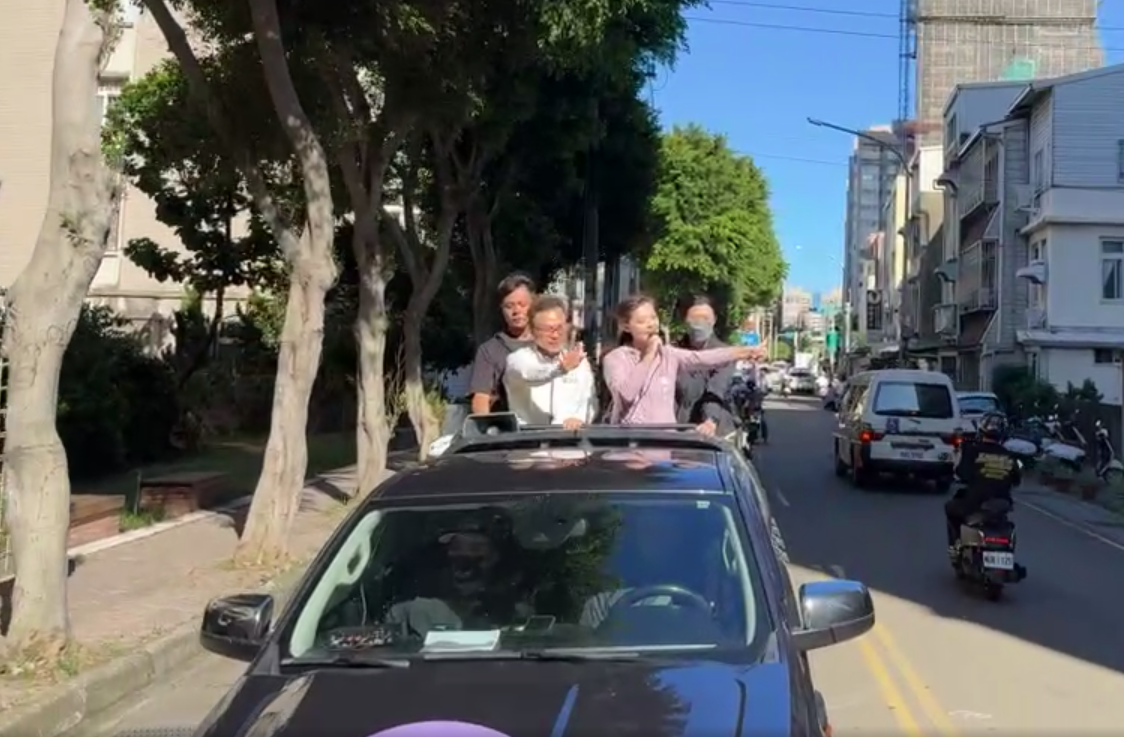 ▲民眾黨主席黃國昌陪同遭停職的新竹市長高虹安及國民黨立委鄭正鈐掃街拜票。（圖／翻攝自Facebook／高虹安）