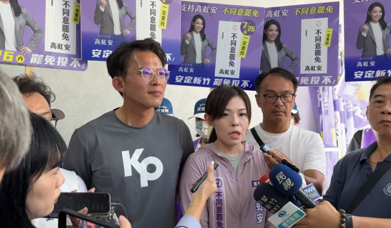 ▲民眾黨主席黃國昌陪同遭停職的新竹市長高虹安及國民黨立委鄭正鈐掃街拜票。（圖／翻攝自Facebook／高虹安）