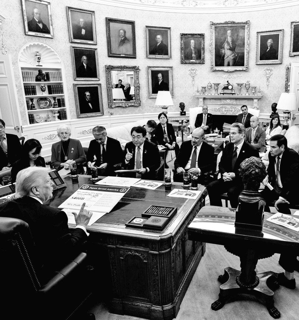 ▲▼川普在美日關稅談判中，將桌上大圖卡日方提議的內容，當場劃掉提高金額。（圖／翻攝Ｘ）