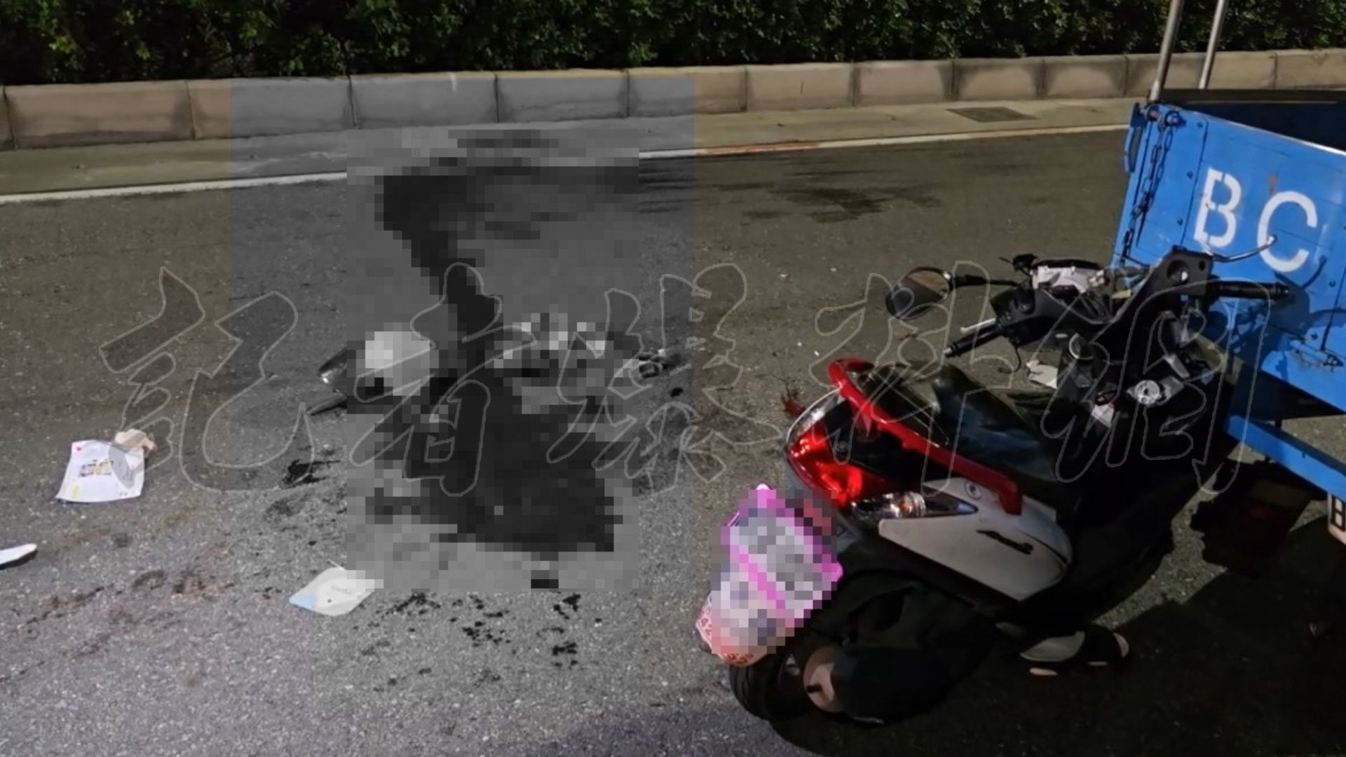 ▲▼高雄女騎士自撞貨車無生命跡象。（圖／翻攝記者爆料網）