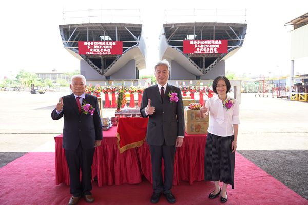 ▲左起台船公司顏聰輝副總經理、關務署基隆關張世棟關務長、高雄關劉芳祝關務長共同主持典禮。（圖／台船提供）