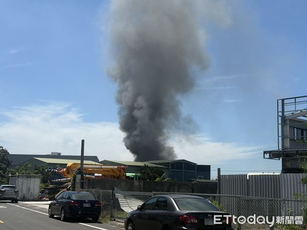 ▲台南市安南區安中路二段一處貨櫃屋突發火警，消防出動22車48人全力搶救。（記者林東良翻攝，下同）