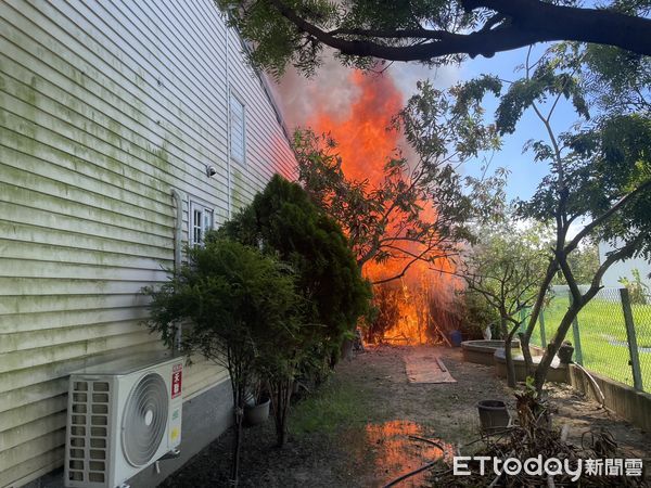 ▲台南市安南區安中路二段一處貨櫃屋突發火警，消防出動22車48人全力搶救。（記者林東良翻攝，下同）
