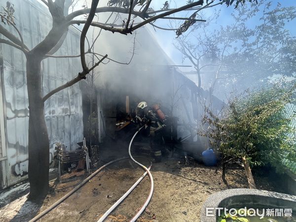 ▲台南市安南區安中路二段一處貨櫃屋突發火警，消防出動22車48人全力搶救。（記者林東良翻攝，下同）