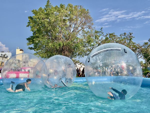 ▲▼高雄氣墊水樂園。（圖／高雄市政府觀光局提供）