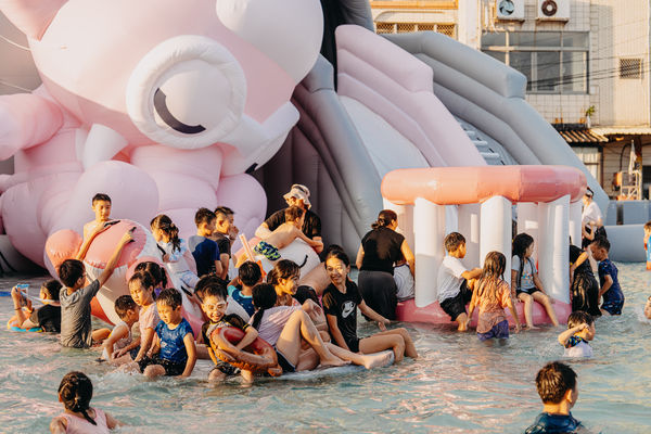 ▲▼高雄氣墊水樂園。（圖／高雄市政府觀光局提供）