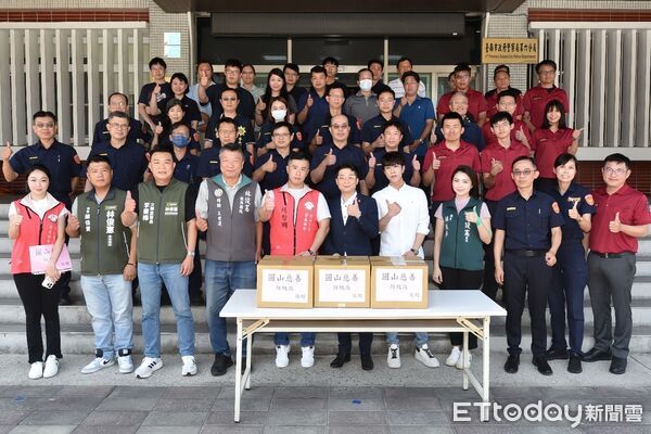 ▲圓山慈善協會與在地企業於台南第六分局舉辦防蚊液捐贈儀式，展現民間防疫力量。（記者林東良翻攝）