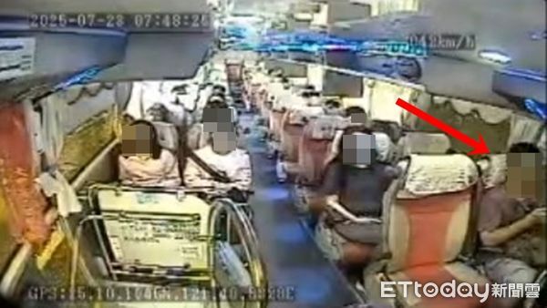 ▲萬里砂石車撞客運，車內監視器畫面曝光。（圖／記者郭世賢翻攝，下同）