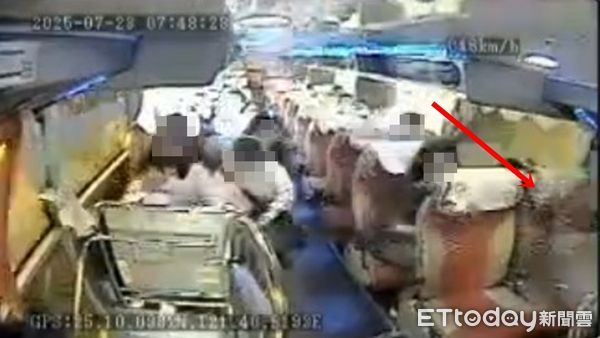 ▲萬里砂石車撞客運，車內監視器畫面曝光。（圖／記者郭世賢翻攝，下同）