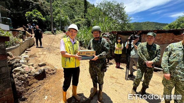 ▲埔里鎮蜈蚣里土石流災害加快搶修進度，鎮長贈災戶慰問金並感謝國軍救災。（圖／埔里鎮公所提供）