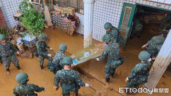 ▲埔里鎮蜈蚣里土石流災害加快搶修進度，鎮長贈災戶慰問金並感謝國軍救災。（圖／埔里鎮公所提供）