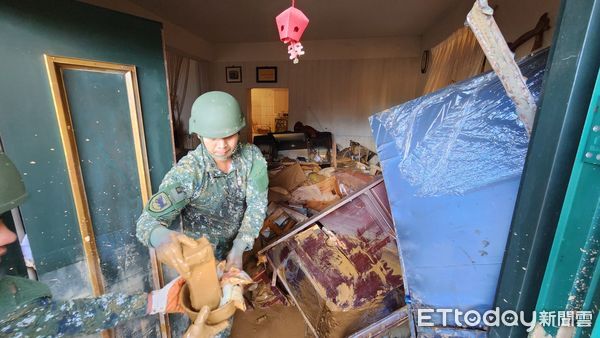 ▲埔里鎮蜈蚣里土石流災害加快搶修進度，鎮長贈災戶慰問金並感謝國軍救災。（圖／埔里鎮公所提供）