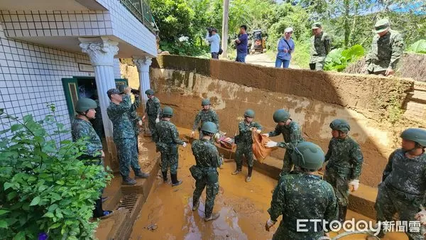 ▲埔里鎮蜈蚣里爆土石流災害，國軍出動協助救災。（圖／埔里鎮公所提供，下同）