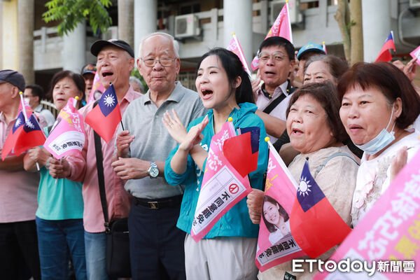 ▲▼反惡罷 戰獨裁 ！朱立倫陪同徐巧芯車隊掃街懇託-朱立倫，徐巧芯。（圖／記者周宸亘攝）