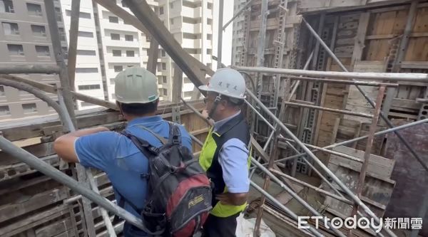 ▲▼高雄工地灌漿出包！水泥瀑布「高空猛洩」　狂灌停車場畫面曝光。（圖／記者賴文萱翻攝）