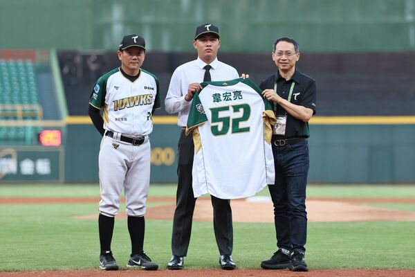 ▲▼狀元韋宏亮正式加盟台鋼！簽約金570萬、披上52號戰袍             。（圖／台鋼雄鷹提供）