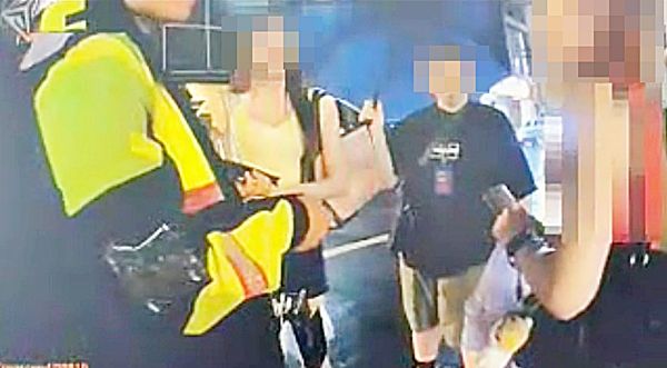 ▲TPBL台新戰神啦啦隊2名隊員19日在中平夜市逛街時，被便衣警察攔問，員警說明盤查理由。（圖／中壢警方提供）