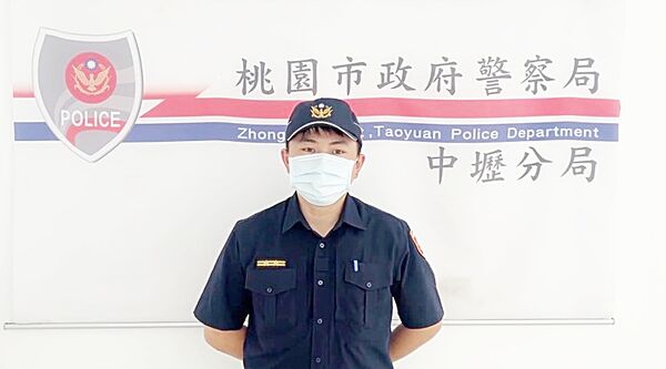 ▲中壢警分局龍興派出所所長黃冠貿說明日前盤查2名女子過程。（圖／中壢警方提供）