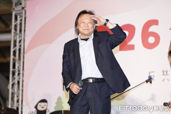 ▲▼罷團剷除黑芯、山除薇害和民進黨台北市黨部今晚在榮星花園噴水池廣場園舉辦「台北同意罷」大造勢。民進黨立委王世堅、民進黨台北市議員顏若芳，山除薇害陸戰隊長卡羅。（圖／記者湯興漢攝）