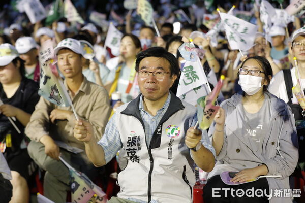 ▲▼罷團剷除黑芯、山除薇害和民進黨台北市黨部今晚在榮星花園噴水池廣場園舉辦「台北同意罷」大造勢。民進黨立委王世堅、民進黨台北市議員顏若芳，山除薇害陸戰隊長卡羅。（圖／記者湯興漢攝）