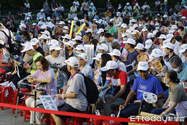 ▲▼罷團剷除黑芯、山除薇害和民進黨台北市黨部今晚在榮星花園噴水池廣場園舉辦「台北同意罷」大造勢。民進黨立委王世堅、民進黨台北市議員顏若芳，山除薇害陸戰隊長卡羅。（圖／記者湯興漢攝）