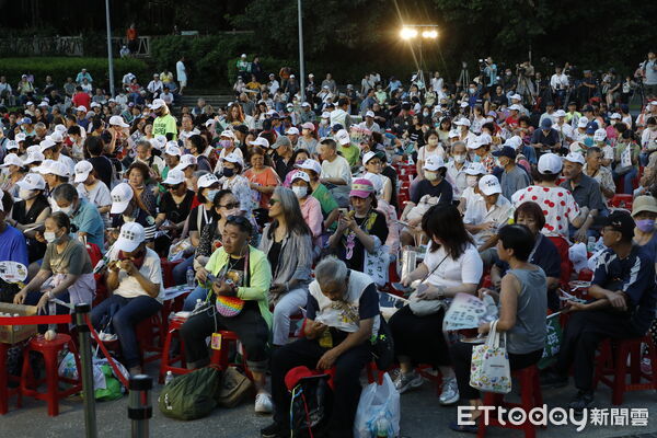 ▲▼罷團剷除黑芯、山除薇害和民進黨台北市黨部今晚在榮星花園噴水池廣場園舉辦「台北同意罷」大造勢。民防智庫「壯闊台灣聯盟」創辦人吳怡農。（圖／記者湯興漢攝）