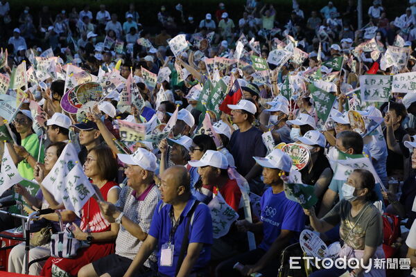 ▲▼罷團剷除黑芯、山除薇害和民進黨台北市黨部今晚在榮星花園噴水池廣場園舉辦「台北同意罷」大造勢。民防智庫「壯闊台灣聯盟」創辦人吳怡農。（圖／記者湯興漢攝）