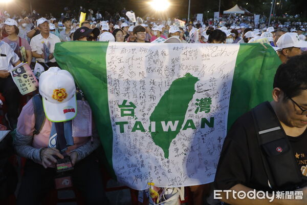 ▲▼罷團剷除黑芯、山除薇害和民進黨台北市黨部今晚在榮星花園噴水池廣場園舉辦「台北同意罷」大造勢。民防智庫「壯闊台灣聯盟」創辦人吳怡農。（圖／記者湯興漢攝）