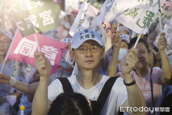 ▲▼罷團剷除黑芯、山除薇害和民進黨台北市黨部今晚在榮星花園噴水池廣場園舉辦「台北同意罷」大造勢。民防智庫「壯闊台灣聯盟」創辦人吳怡農。（圖／記者湯興漢攝）