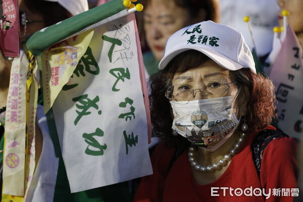 ▲▼罷團剷除黑芯、山除薇害和民進黨台北市黨部今晚在榮星花園噴水池廣場園舉辦「台北同意罷」大造勢。民防智庫「壯闊台灣聯盟」創辦人吳怡農。（圖／記者湯興漢攝）