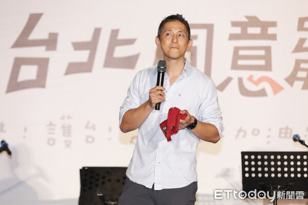 ▲▼罷團剷除黑芯、山除薇害和民進黨台北市黨部今晚在榮星花園噴水池廣場園舉辦「台北同意罷」大造勢。民防智庫「壯闊台灣聯盟」創辦人吳怡農。（圖／記者湯興漢攝）