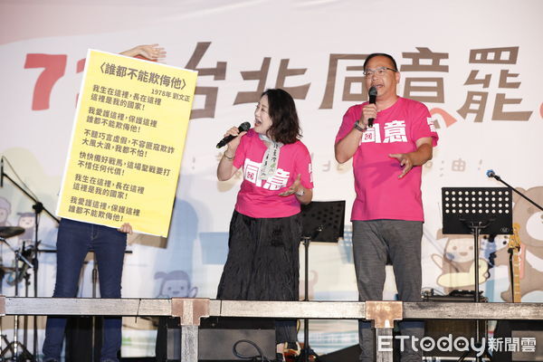 ▲▼罷團剷除黑芯、山除薇害和民進黨台北市黨部今晚在榮星花園噴水池廣場園舉辦「台北同意罷」大造勢。民防智庫「壯闊台灣聯盟」創辦人吳怡農、民進黨立委王義川、吳沛憶、吳思瑤。（圖／記者湯興漢攝）