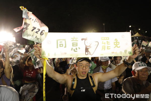 ▲▼罷團剷除黑芯、山除薇害和民進黨台北市黨部今晚在榮星花園噴水池廣場園舉辦「台北同意罷」大造勢。民防智庫「壯闊台灣聯盟」創辦人吳怡農、民進黨立委王義川、吳沛憶、吳思瑤。（圖／記者湯興漢攝）