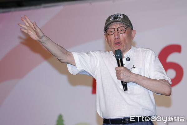 ▲▼民進黨台北市議會黨團主辦「為愛罷免，為愛同意」大罷免造勢晚會晚間於榮星花園舉行，曹興誠、吳思瑤、吳沛憶、王義川、洪健益、許淑華、顏若芳、張文潔、林亮君、吳怡農、山除薇害&mdash;罷免王鴻薇團隊、剷除黑芯-信義南松山罷免團隊出席。（圖／記者湯興漢攝）