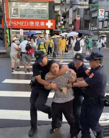 ▲▼罷團志工遇襲，施暴者連警察都打。（圖／罷團提供）