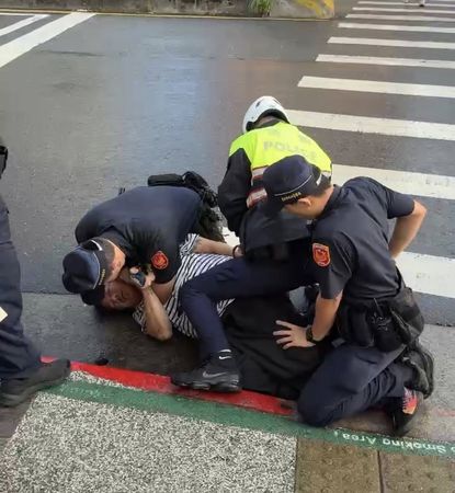 ▲▼罷團志工遇襲，施暴者連警察都打。（圖／罷團提供）
