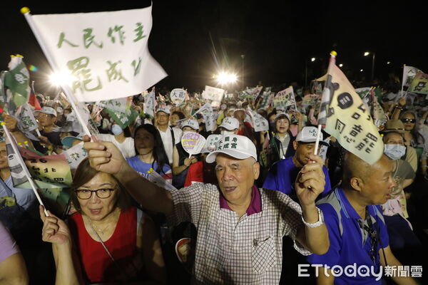 ▲▼民進黨台北市議會黨團主辦「為愛罷免，為愛同意」大罷免造勢晚會晚間於榮星花園舉行，曹興誠、吳思瑤、吳沛憶、王義川、洪健益、許淑華、顏若芳、張文潔、林亮君、吳怡農、山除薇害—罷免王鴻薇團隊、剷除黑芯-信義南松山罷免團隊出席。（圖／記者湯興漢攝）