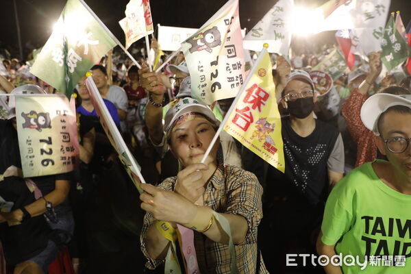 ▲▼民進黨台北市議會黨團主辦「為愛罷免，為愛同意」大罷免造勢晚會晚間於榮星花園舉行，曹興誠、吳思瑤、吳沛憶、王義川、洪健益、許淑華、顏若芳、張文潔、林亮君、吳怡農、山除薇害&mdash;罷免王鴻薇團隊、剷除黑芯-信義南松山罷免團隊出席。（圖／記者湯興漢攝）