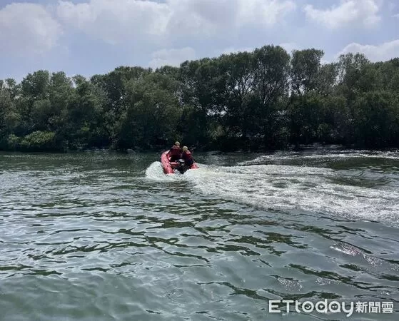 ▲台南市德興義消實地進行動力船艇操控訓練，模擬水災情境強化救援應變。（記者林東良翻攝，下同）